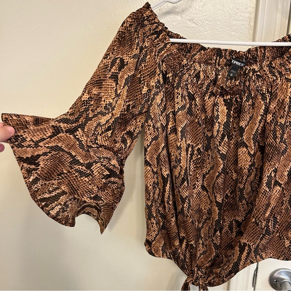 NWT Express Brown Snakeskin Off-Shoulder Blouse Women’s Size Medium - Picture 4 of 9
